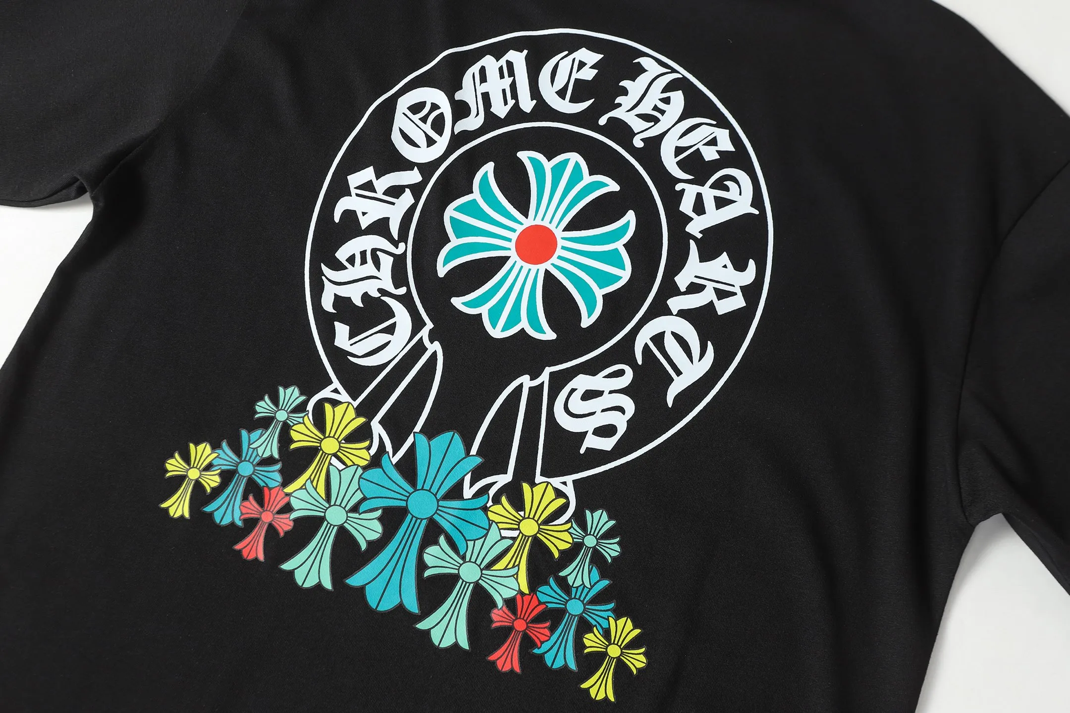 P150 Cross-border running quantity model, please do not place an order if you are pursuing quality - Chrome Hearts/Chrome Hearts colorful horseshoe printed short-sleeved T-shirt - High weight, high density and high quality. The wool is soft, delicate and skin-friendly. It feels soft and silky. It has excellent warmth and skin-friendly properties. - Custom-woven and custom-dyed, no color difference, regardless of fabric or workmanship details. Comparing with the ordinary version on the market -Colour: black white -Size: S M L XL